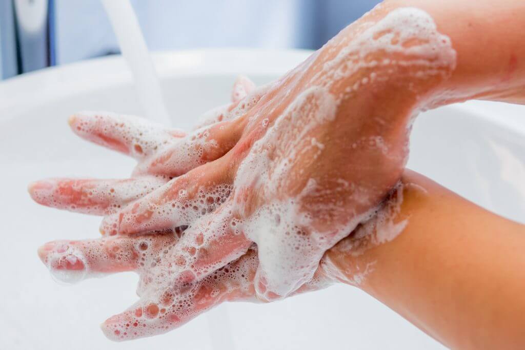 Fingerspitzen und Fingerzwischenräume sollten beim Waschen nicht vergessen werden.